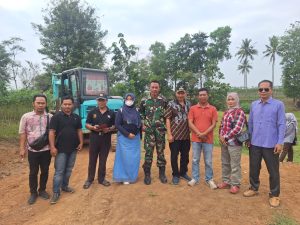 Dukung Pembangunan Desa Binaan, Sertu Supeno Dampingi Pembuatan Badan Jalan