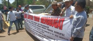 Minta Bupati Lampung Timur Diproses Hukum KLTM Aksi di Kantor Kejari