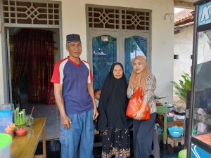 Bentuk Rasa Syukur, Mantan Teroris Berbagi Sembako di Sekampung Udik