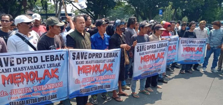 Ratusan Massa Demo di Depan Gedung DPRD Lebak Tolak Dr Juwita Wulandari Sebagai Ketua DPRD Lebak