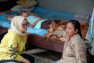 Ela Siti Nuryamah Calon Bupati Lampung Timur Sambangi Warga Sakit Lumpuh di Kecamatan Batanghari Nuban