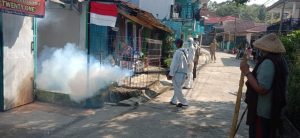 Tanggulangi Penyebaran DBD, Pemdes Cikotok Gelar Fogging
