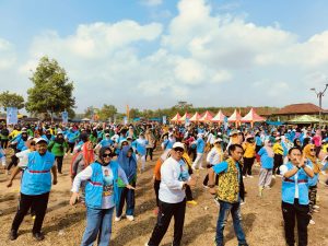 Sekitar 600 Masyarakat Kecamatan Labuhan Ratu Senam Bersama Ela-Azwar Hadi