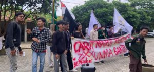 Puluhan Mahasiswa Unjuk Rasa di Depan Kampus UNMA Banten