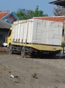 Tidak Gunakan Tutup Terpal Muatan, Truk Muatan Herbel Picu Kecemasan Warga