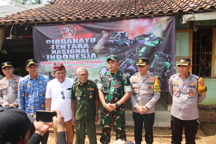 Dandim 0429/Lamtim Serahkan Bantuan Rehap Rumah Veteran Pejuang Kemerdekaan