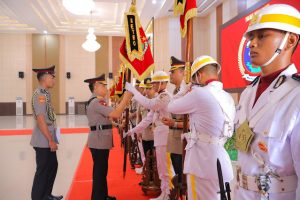 Kapolres Metro Terima Tunggul Lambang Kesatuan Polres dalam rangka Hari Jadi Polda Lampung