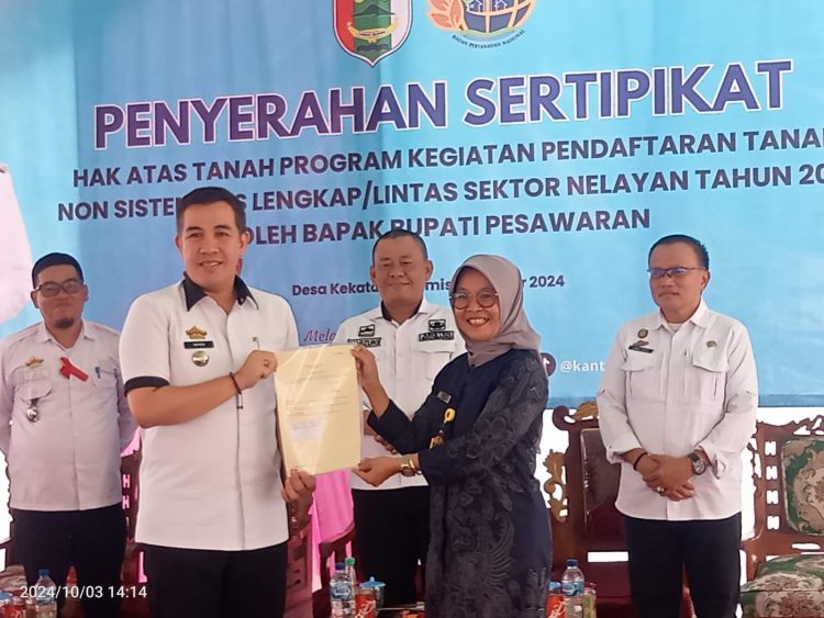 Tingkatkan Kesejahteraan Nelayan BPN Pesawaran Serahkan 75 Sertifikat Program SeHAT-Nelayan di Desa Kekatang