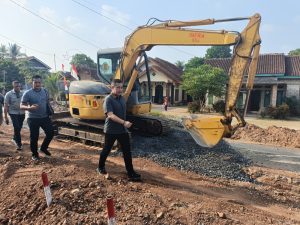 Kembali, Pemkab Pesawaran Bangun Jalan Penghubung Desa di Tegineneng