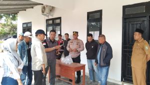 Tak Tahu Aturan, Sekelompok Orang Paksa Buka Kantor Desa Sukaraja di Tengah Malam