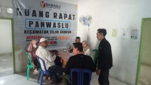 Puluhan Banner Dirusak OTK, Relawan Nanda – Anton Melapor ke Panwascam Teluk Pandan