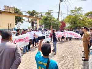Kekecewaan Warga Memuncak, Demo di Kantor Kecamatan Tuntut Mundur Kades Hegarmanah
