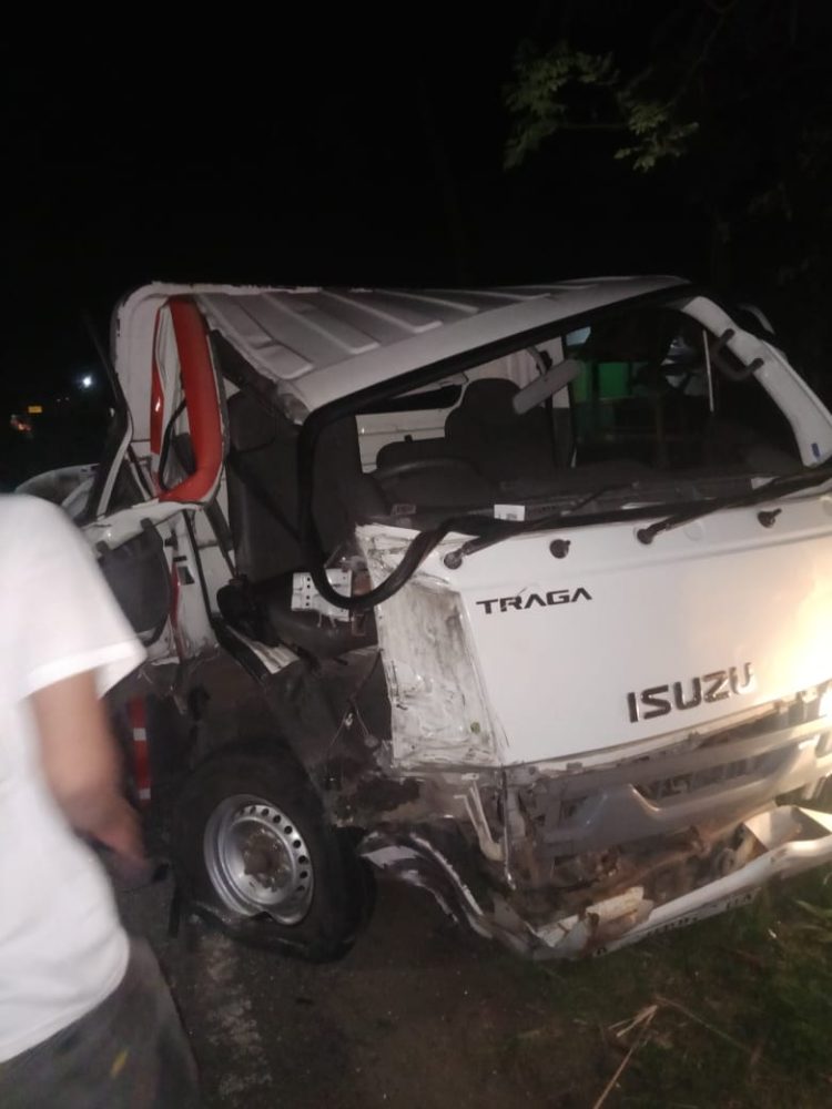 Diduga Alami Ban Bocor, Mobil Espedisi Vs Dump Truk Tabrakan Arah Berlawanan