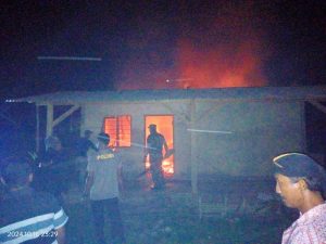 Polsek Mataram Baru Bantu Padamkan Kebakaran Rumah di Mandala Sari