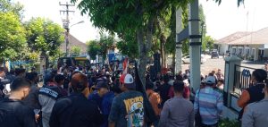 Ormas GAIB 212 Demo Didepan Kantor PUPR Lebak Tuntut Jembatan Sementara di Muncang