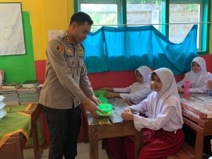 Perduli Tumbuh Kembang Anak, AKBP Danny Yulianto Makan Siang Gratis pada Anak Sekolah SDN 2 Purwaharja