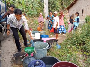 Pemkab Pesawaran Salurkan Air Bersih di Desa Kubu Batu