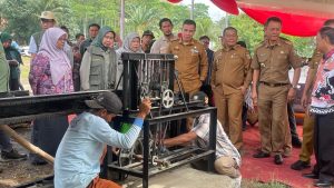 Tingkatkan Pendapatan UMKM, Bupati Pesawaran Bersama LPPM Unila Berikan Bantuan Mesin