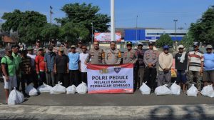 Kapolres Metro Salurkan Bansos ke Tukang Becak