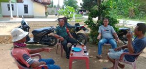 Monitor Situasi Wilayah, Babinsa Koramil 12/BTH Komsos dengan Warga Binaan