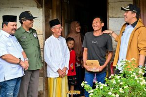 Baznas Pesawaran Salurkan Bantuan Bedah Rumah Layak Sehat