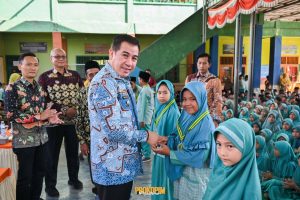 Banyak Melahirkan Murid Berprestasi, SD IT Iqro Gedong Tataan, Mendapat Penghargaan dari Bupati Dendi