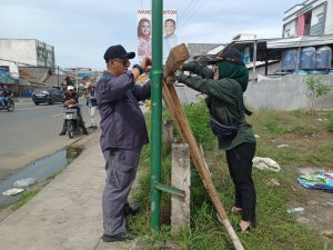Masuki Masa Tenang, Satpol PP Bersama Bawaslu Pesawaran Bersihkan APK