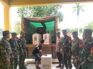 Komitmen Ciptakan Pilkada Aman, Sinergi TNI Polri Kawal Pendistribusian Logistik