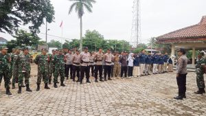 Anggota Kodim 0429/Lamtim Amankan Rapat Pleno Tingkat PPK Pilkada 2024