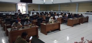 Tidak Bisa Menggarap lahan, Petani di Kampung Tenjolaya Mengadu ke DPRD