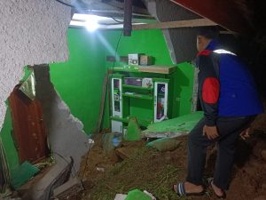 Hujan Deras Mengakibatkan Longsor Menimpa Rumah warga Cipanas, Satu Orang Anak Meninggal Dunia