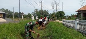 Persiapan MT I, Babinsa Bersama Warga Bersihkan Saluran Irigasi