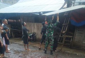 Gerak Cepat, Babinsa Koramil 04/SBW Bantu Warga Terdampak Puting Beliung