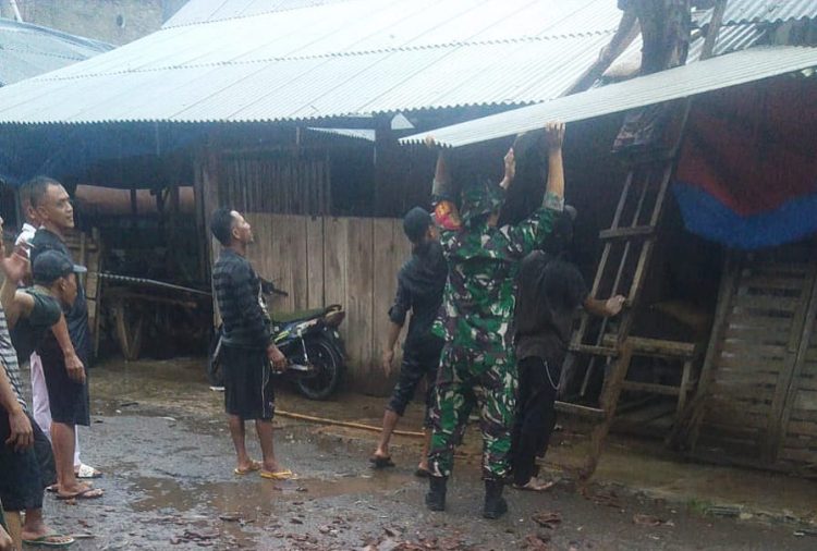 Gerak Cepat, Babinsa Koramil 04/SBW Bantu Warga Terdampak Puting Beliung