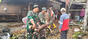 Babinsa Bersama Forkopimcam Gotong Royong Bantu Warga Terdampak Puting Beliung