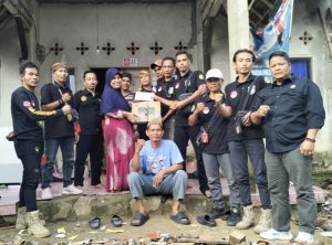 Rumah Ambruk di Desa Cilangkahan, PJBN DPC Malingping Berikan Bantuan