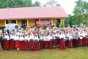 Sukseskan Program Asta Cita Presiden, Polres Lampung Timur Berikan Makan Bergizi Gratis di SD Negeri Nyampir