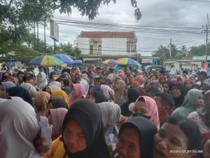 Penyaluran Bansos PKH di Kantor PT POS Warung Gunung Berjubel, Seorang ibu Pingsan