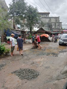 Sering terjadi Kecelakaan, Warga Ciktim Perbaiki Jalan Rusak