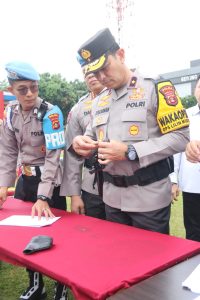 Pengecekan Senjata Api Anggota di Lapangan Gedung Utama Presisi Polda Sumsel