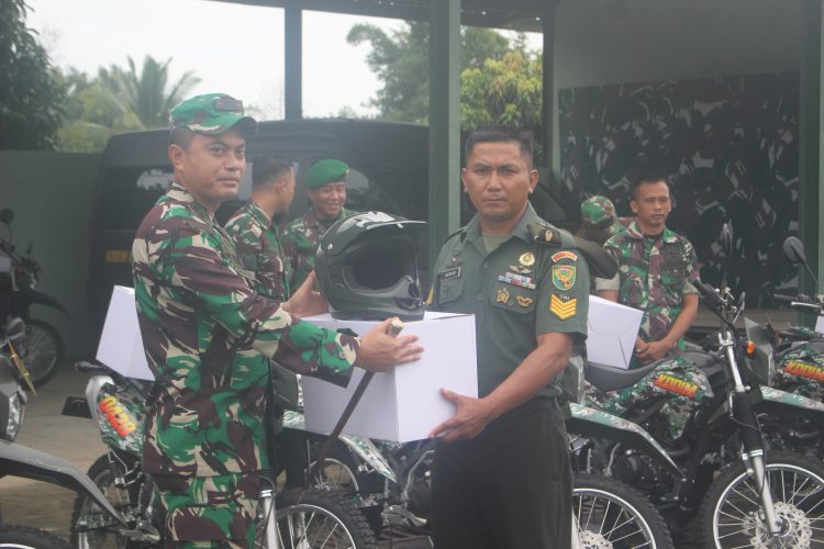 Dandim 0429/Lamtim Serahkan Sepeda Motor Dinas kepada Babinsa