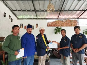 Ketua PWI Lebak Didampingi Sekjen PWI Banten Serahkan Sertifikat KLW Lanjutan