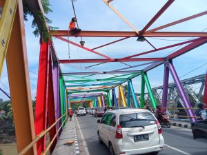 Warna warni Jembatan dua Rangkasbitung Jadi Pusat Perhatian Warga