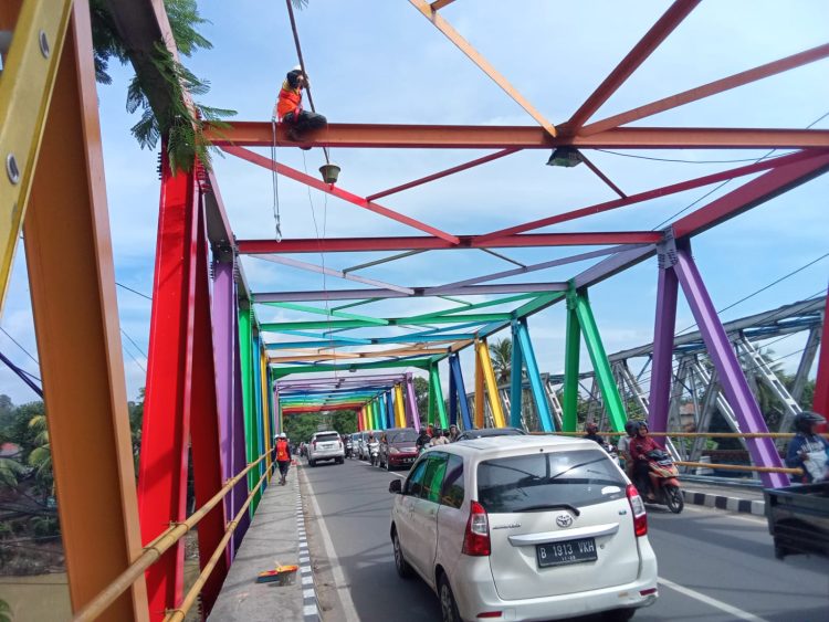 Warna warni Jembatan dua Rangkasbitung Jadi Pusat Perhatian Warga