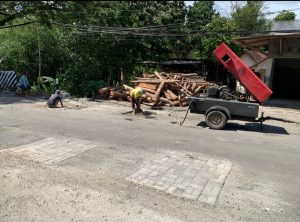 Tambal Jalan Pakai Paving Blok , Kabid Hamdan DPUPR Lebak : itu Perintah Atasan