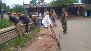 Jembatan Penghubung Antar Desa Rusak, Babinsa Himbau Warga Hati-hati