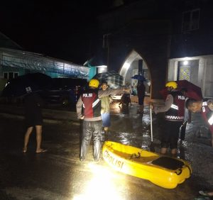 Aksi Sigap Polres Metro Membantu Masyarakat yang Terdampak Banjir