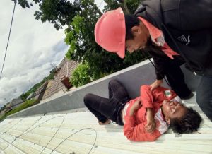 Seorang Pekerja Pemasangan Kabel Jaringan Wifi Kesetrum listrik Hingga Luka Bakar