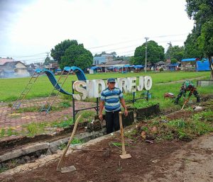 Babinsa Berjibaku bersama Warga Gotong Royong Bersihkan Parit