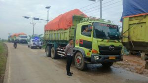 Satlantas Polres Lebak Tertibkan Tronton Angkut Matrial Tanah Parkir di Bahu Jalan 